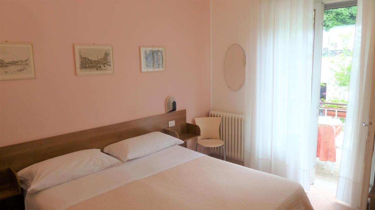 Dreibettzimmer mit Balkon und Bergblick