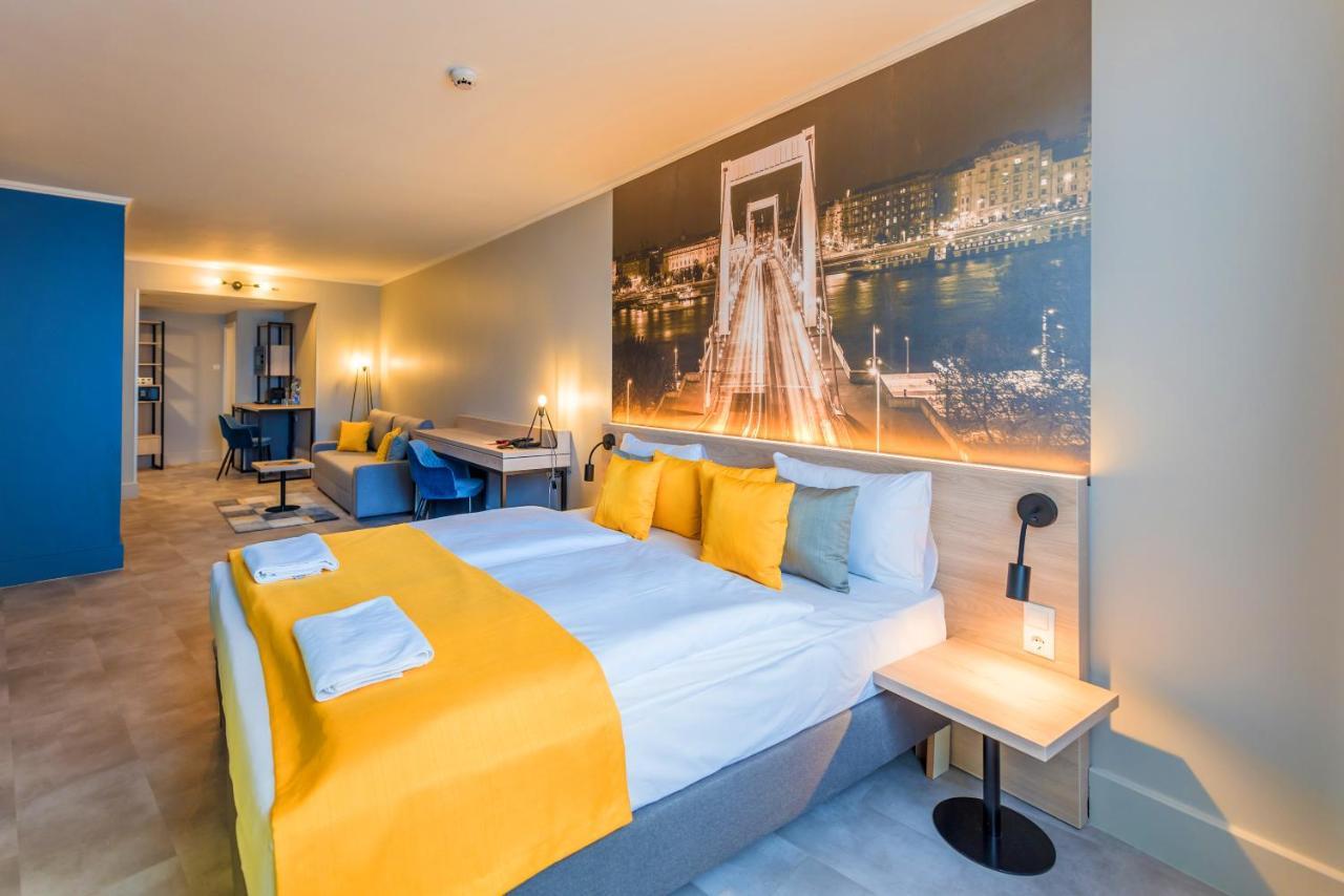 Connecting Family Room,1209863953:JPEG