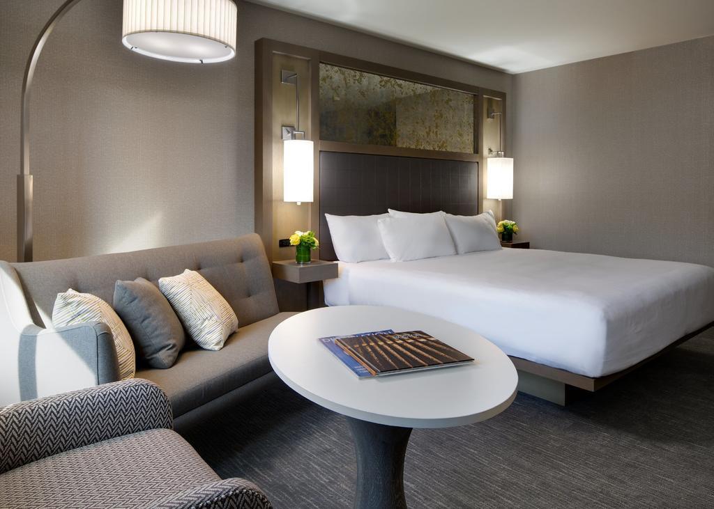 Eckzimmer mit Kingsize-Bett