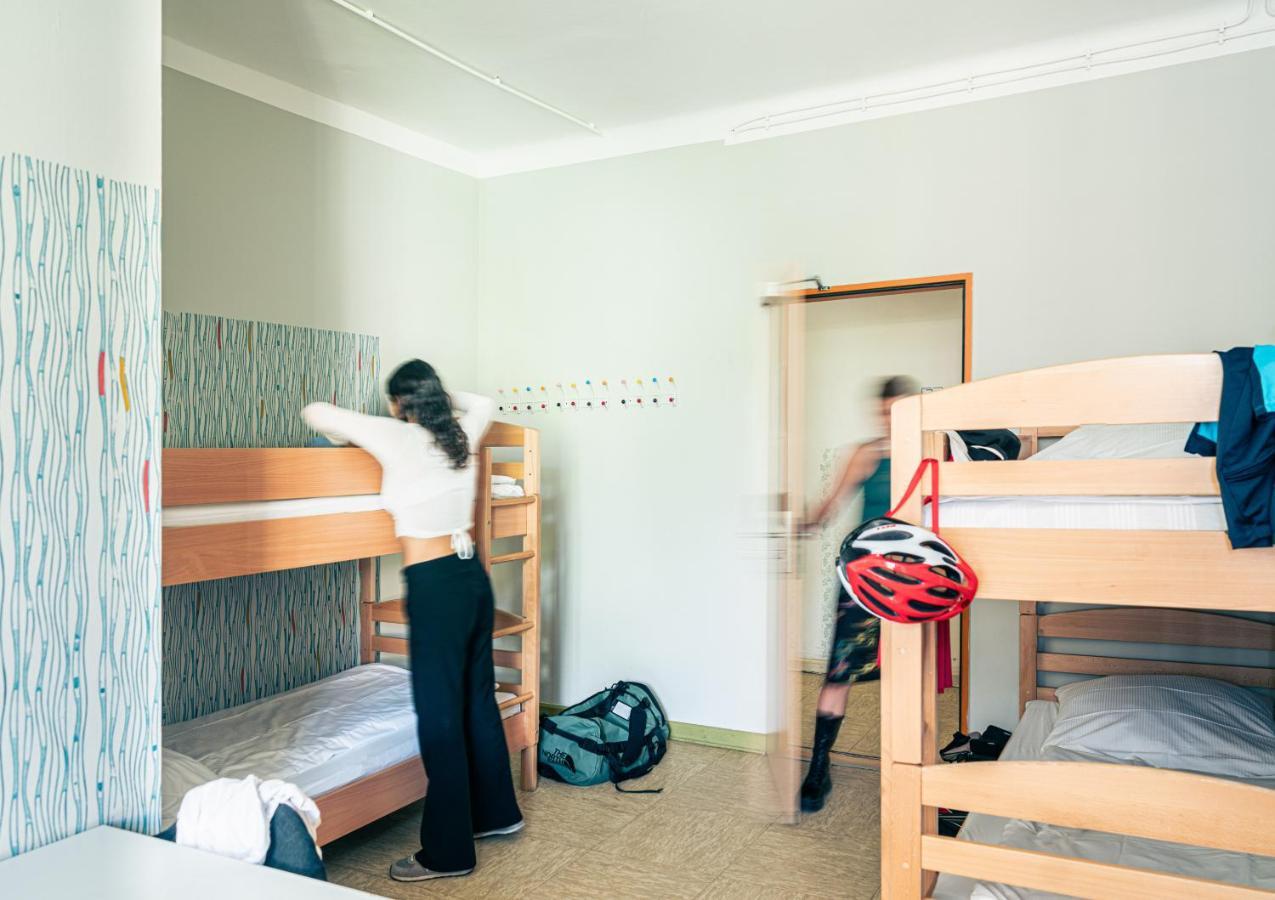 Einzelbett im 6-Bett-Frauenschlafsaal mit Gemeinschaftsbad
