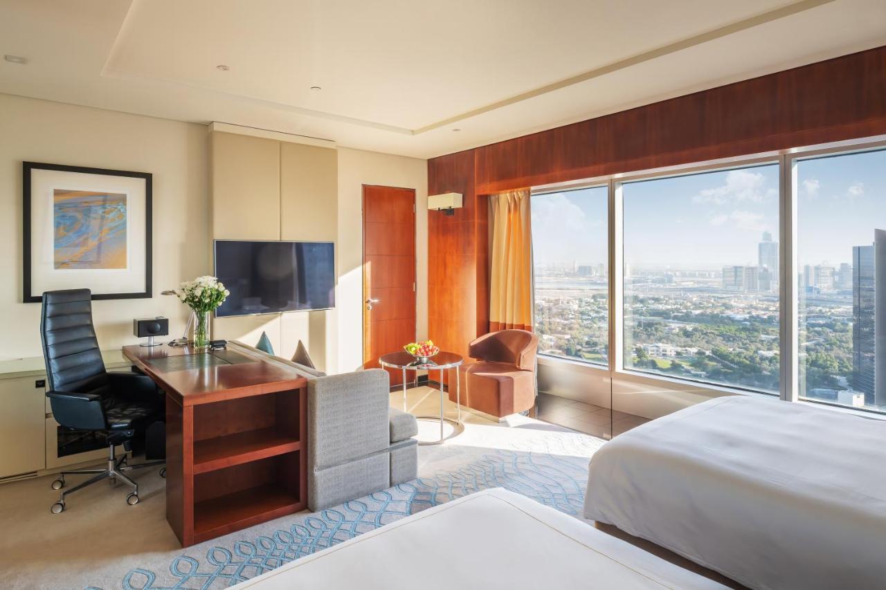 Premier Deluxe Zimmer mit Blick auf die Skyline und direkter Anbindung an das Museum of the Future und die Dubai Metro