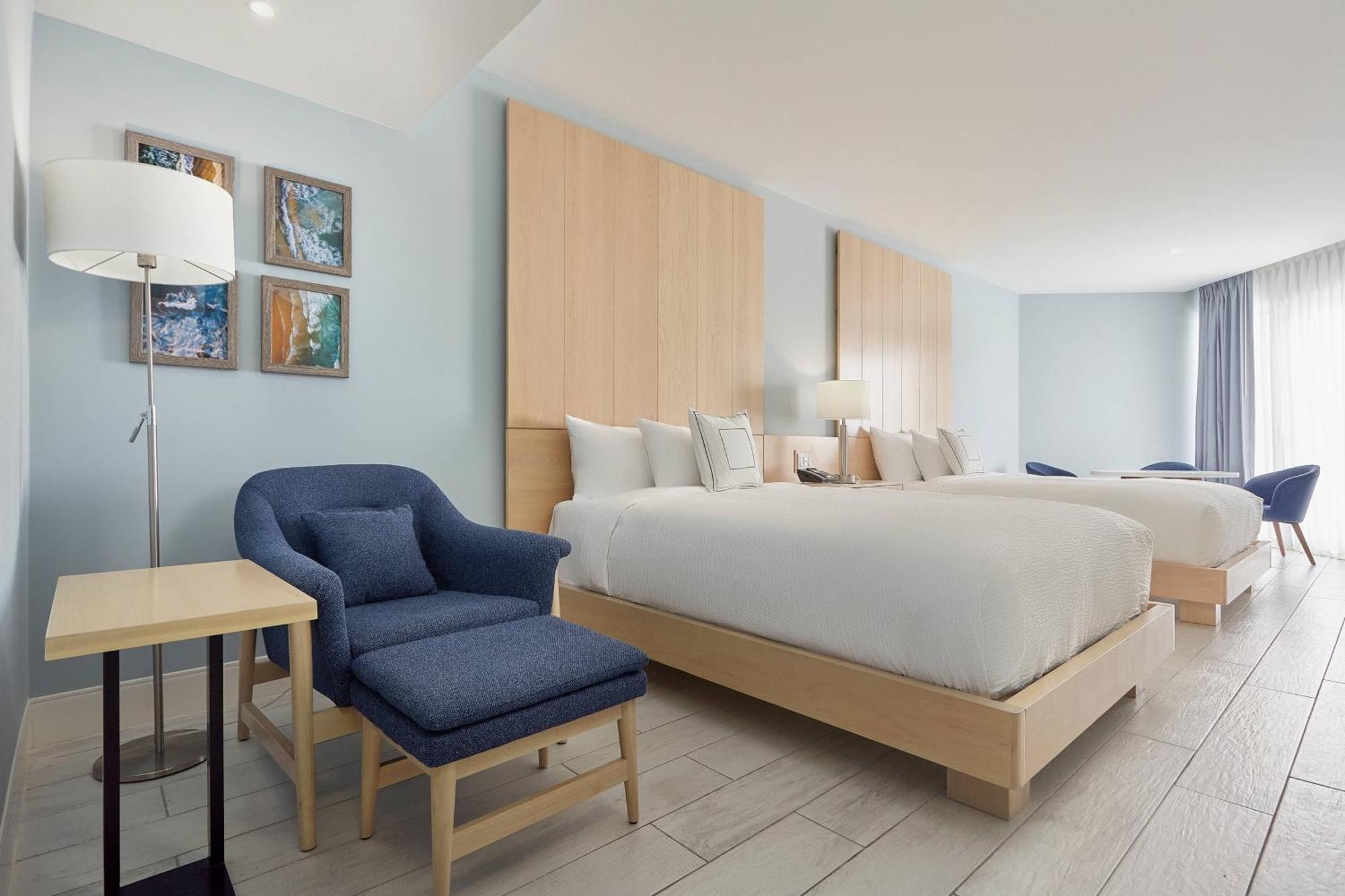 Zimmer mit 2 Queensize-Betten und Poolblick