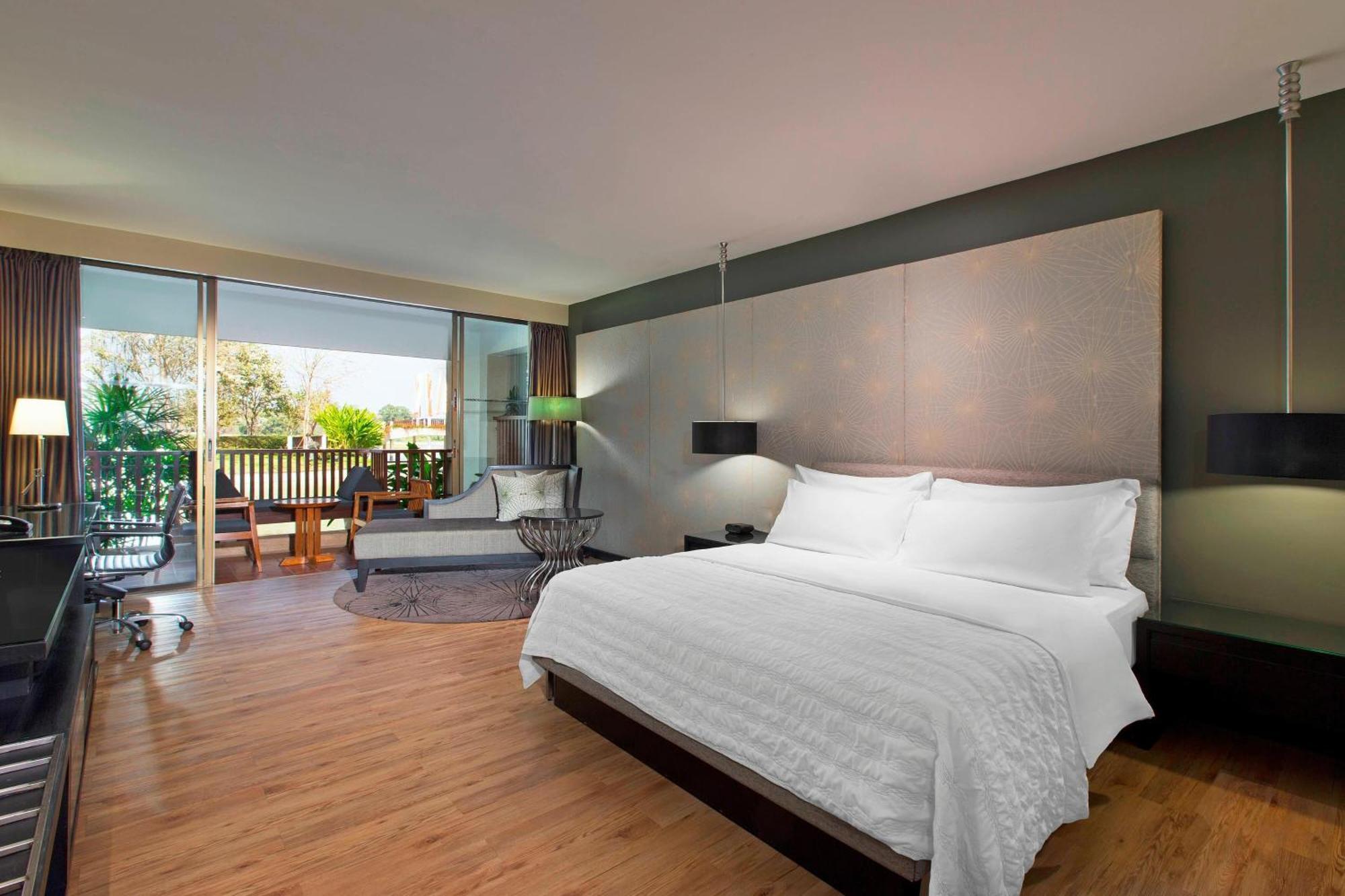 Deluxe Garden View Guest room 1 King Garden view Balcony,1274264170:JPEG