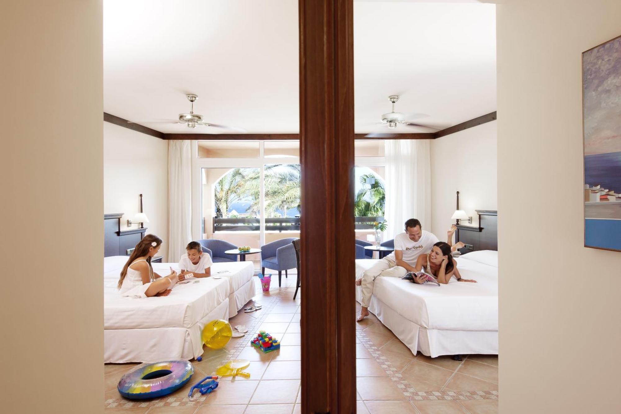 Familienzimmer mit Meerblick (2 Erwachsene + 2 Kinder)