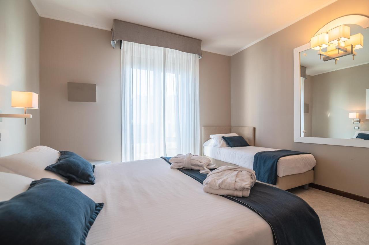 Geräumiges Comfort Dreibettzimmer mit Balkon und seitlichem Meerblick