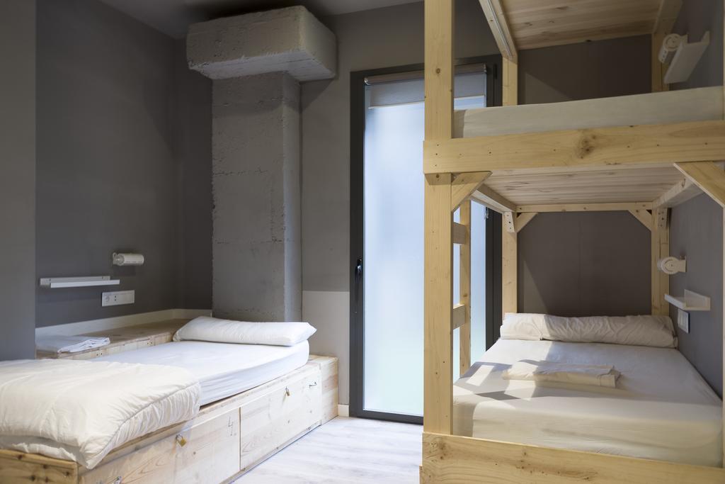 Private Triple Room with 3 single beds and Private Bathroom,135632583:JPEG