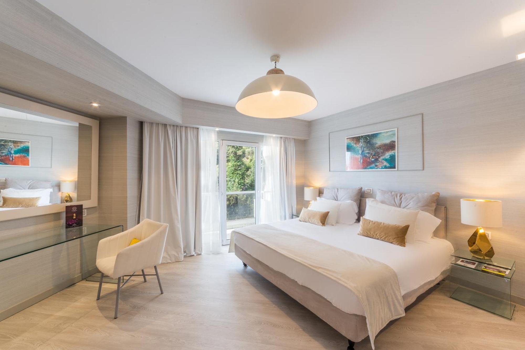 Signature Doppelzimmer mit eigenem Balkon und Blick auf den Lykabettus und die Stadt