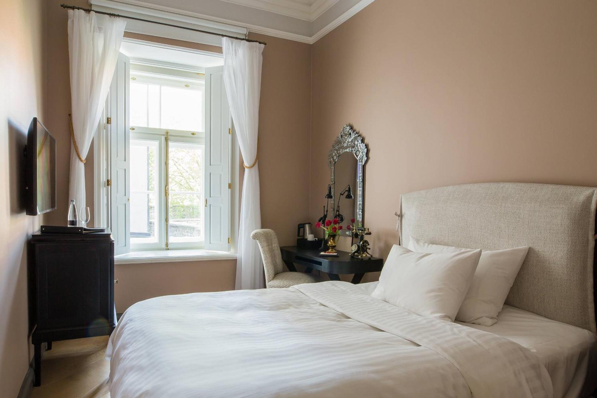 Gemütliches Comfort Zimmer mit 1 Doppelbett und Blick auf den Innenhof