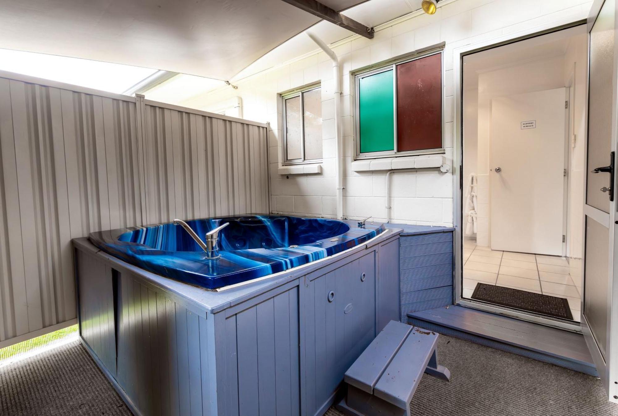 One Bedroom Unit with Outdoor Hot Tub,1544292322:JPEG