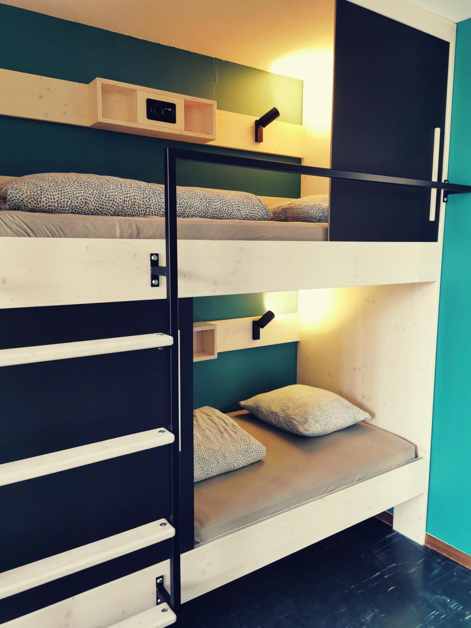 Einzelbett im Vierbett-Frauenschlafsaal mit Gemeinschaftsbad