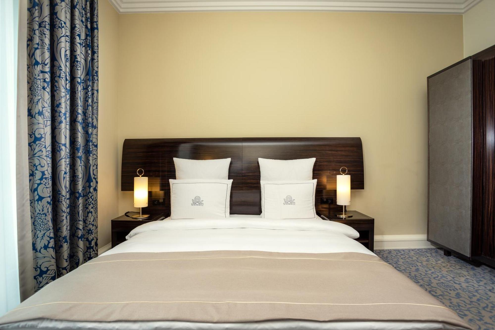 Superior Lake View, Guest Room with 1 King, Lake view,1594668342:JPEG