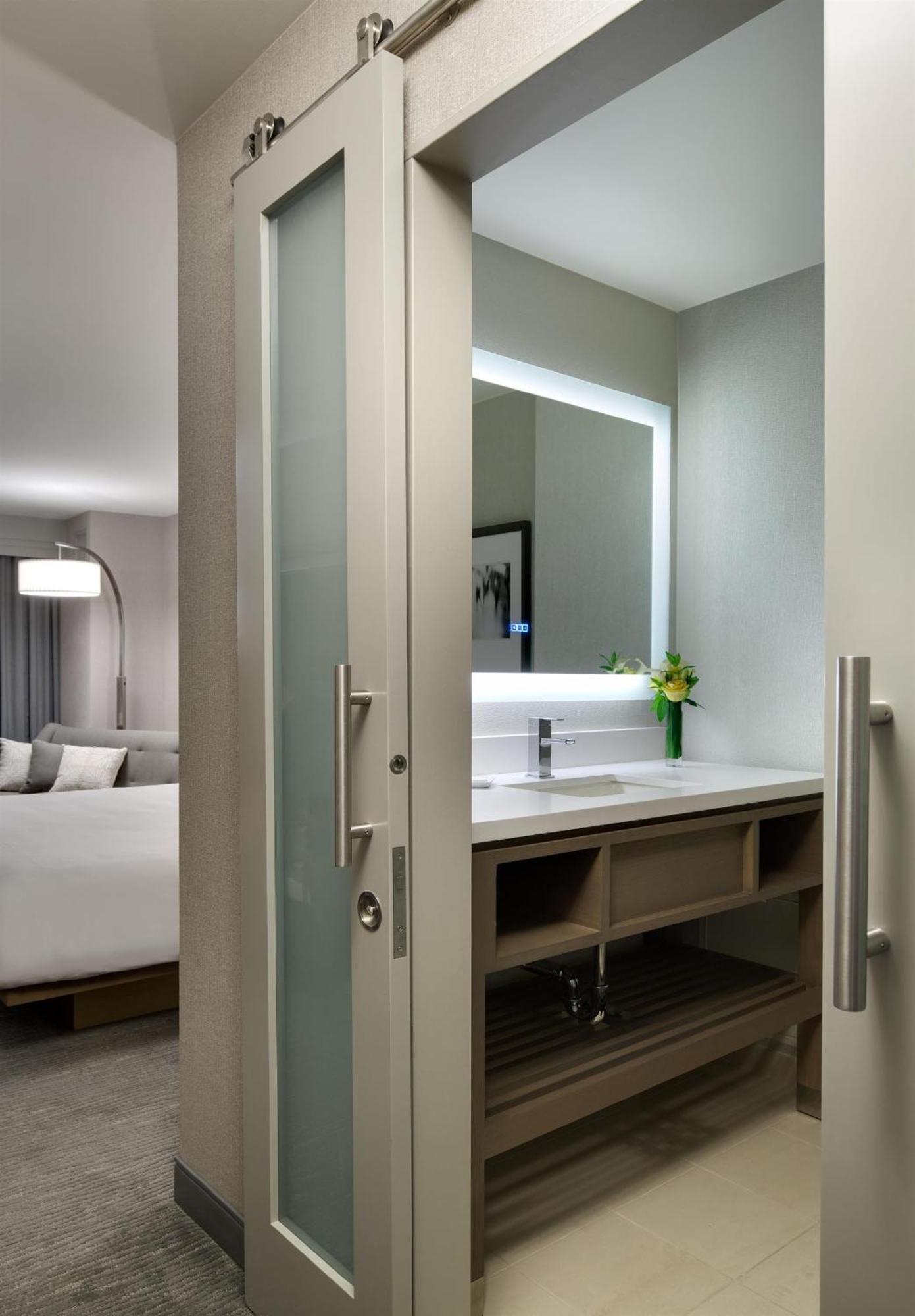 Zimmer mit 2 Queensize-Betten und barrierefreier Dusche – barrierefrei
