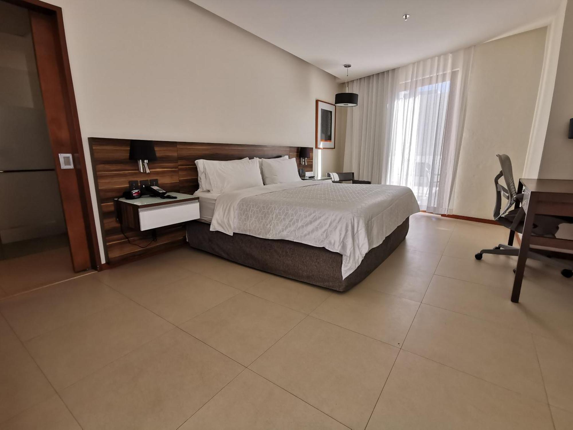 Executive Suite 1 King size Bed,1598916968:JPEG