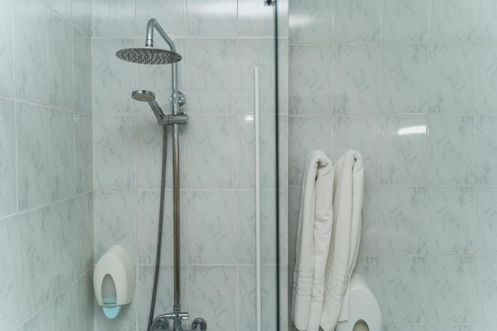 Zweibettzimmer mit Poolblick