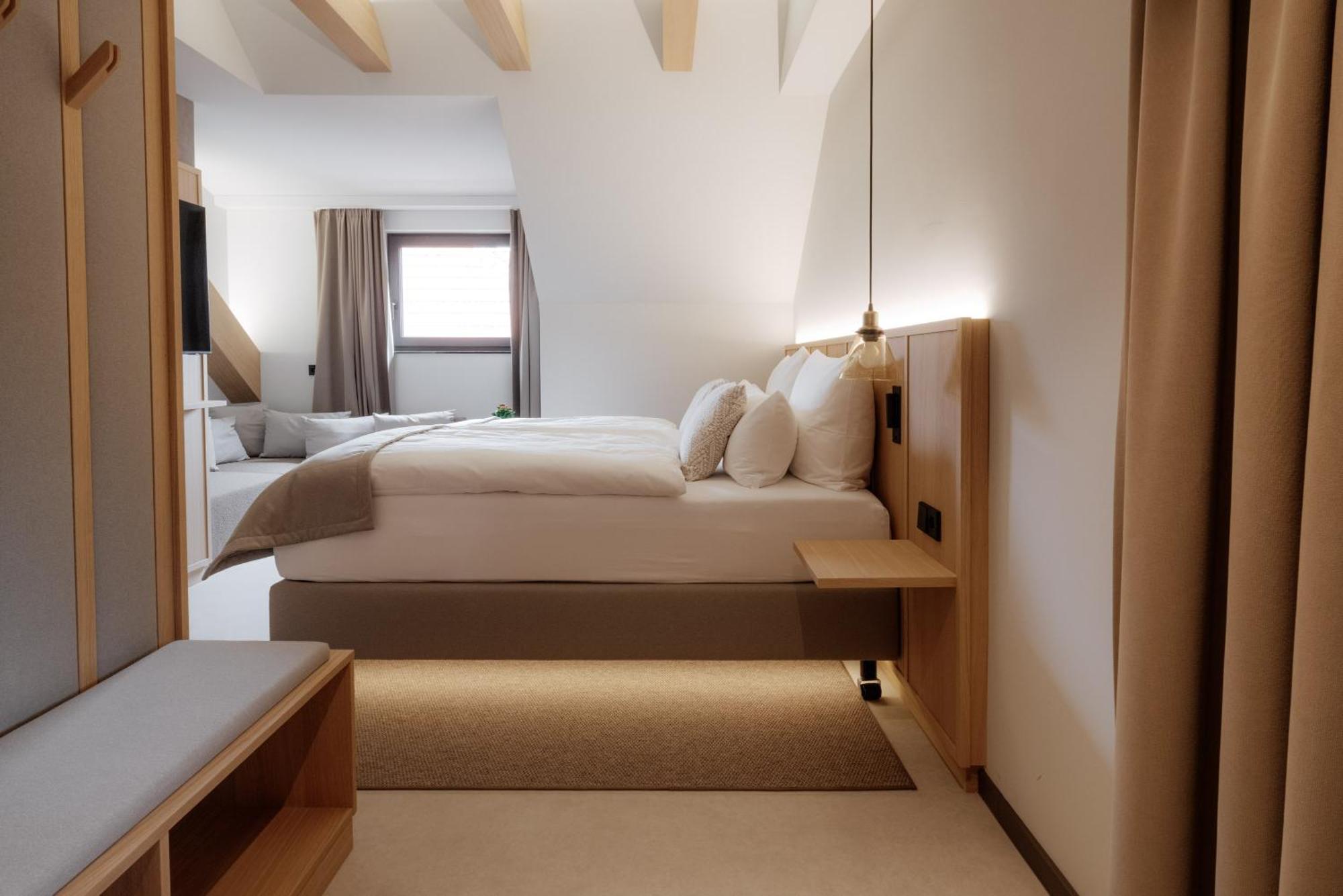 Deluxe Room,1677485099:JPEG