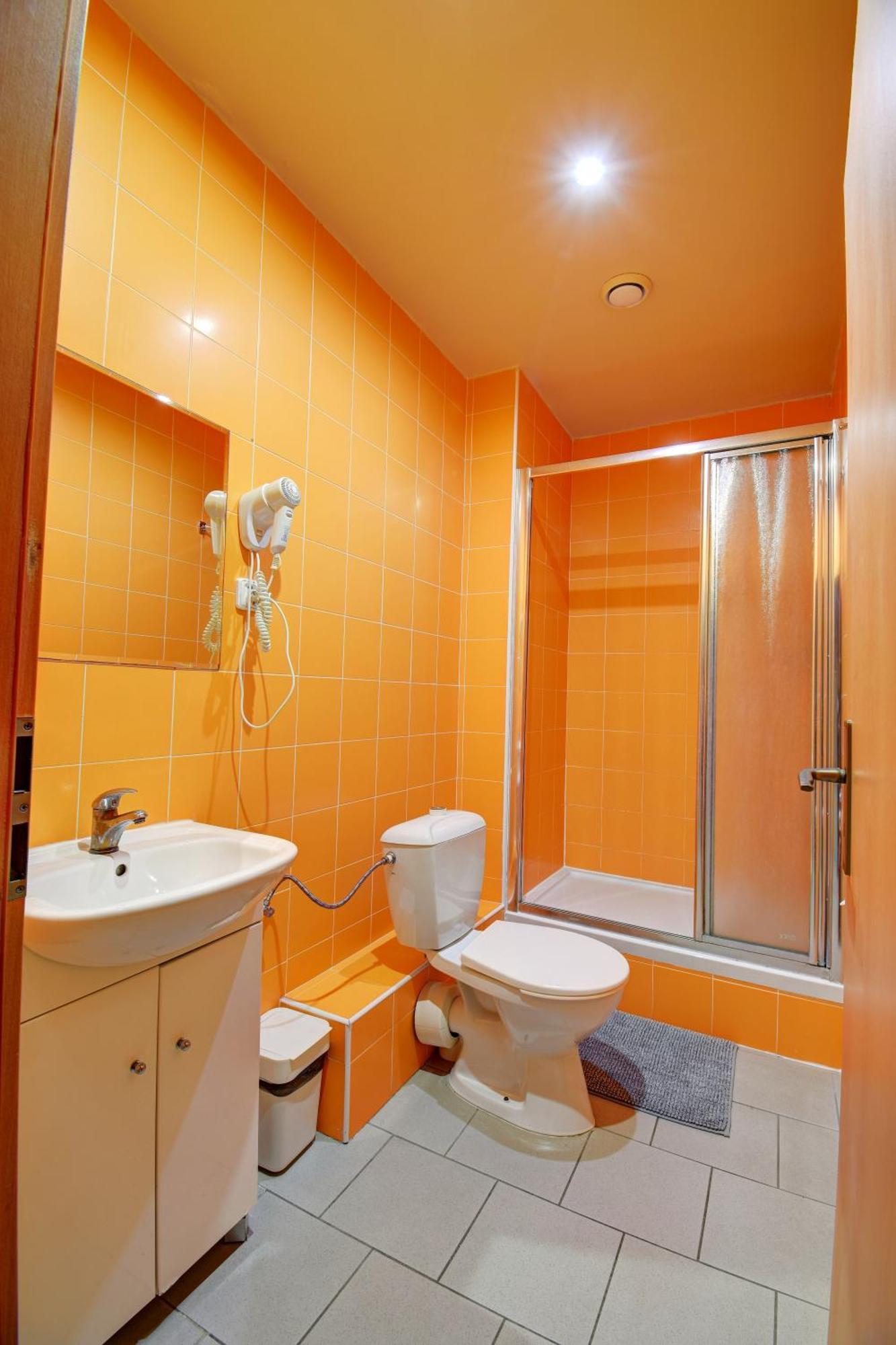 Twin Room,1679577241:JPEG