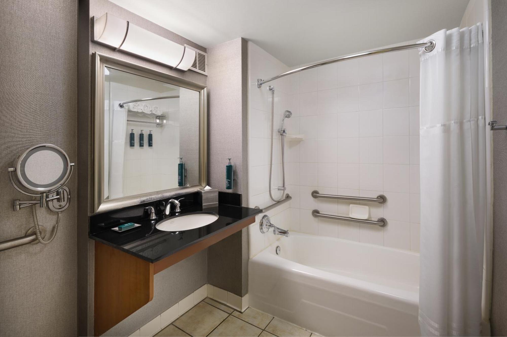 Queen Room with Bath Tub - Disability Access
