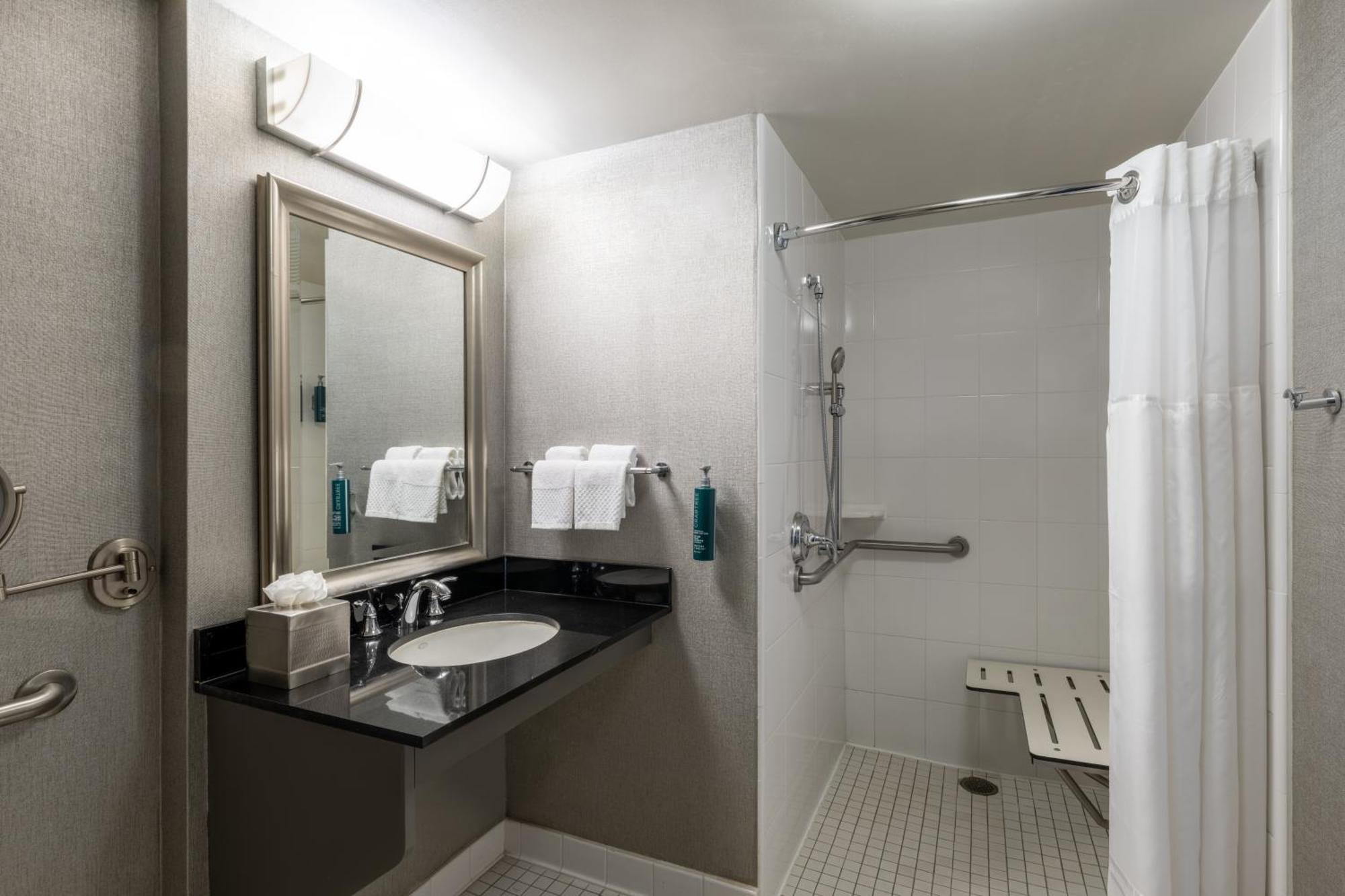 Queen Room with Bay View - Disability Access with Roll In Shower
