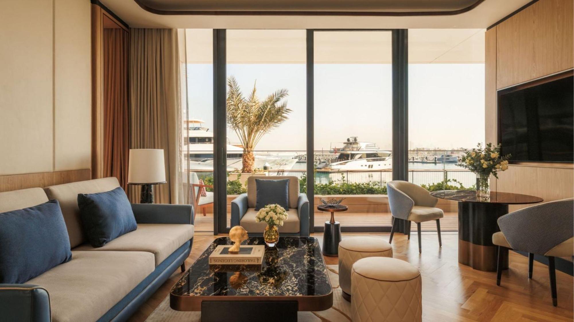 Promenade Deluxe Suite mit Blick auf den Yachthafen – inklusive Butlerservice und Zugang zum Iliana Pool Club