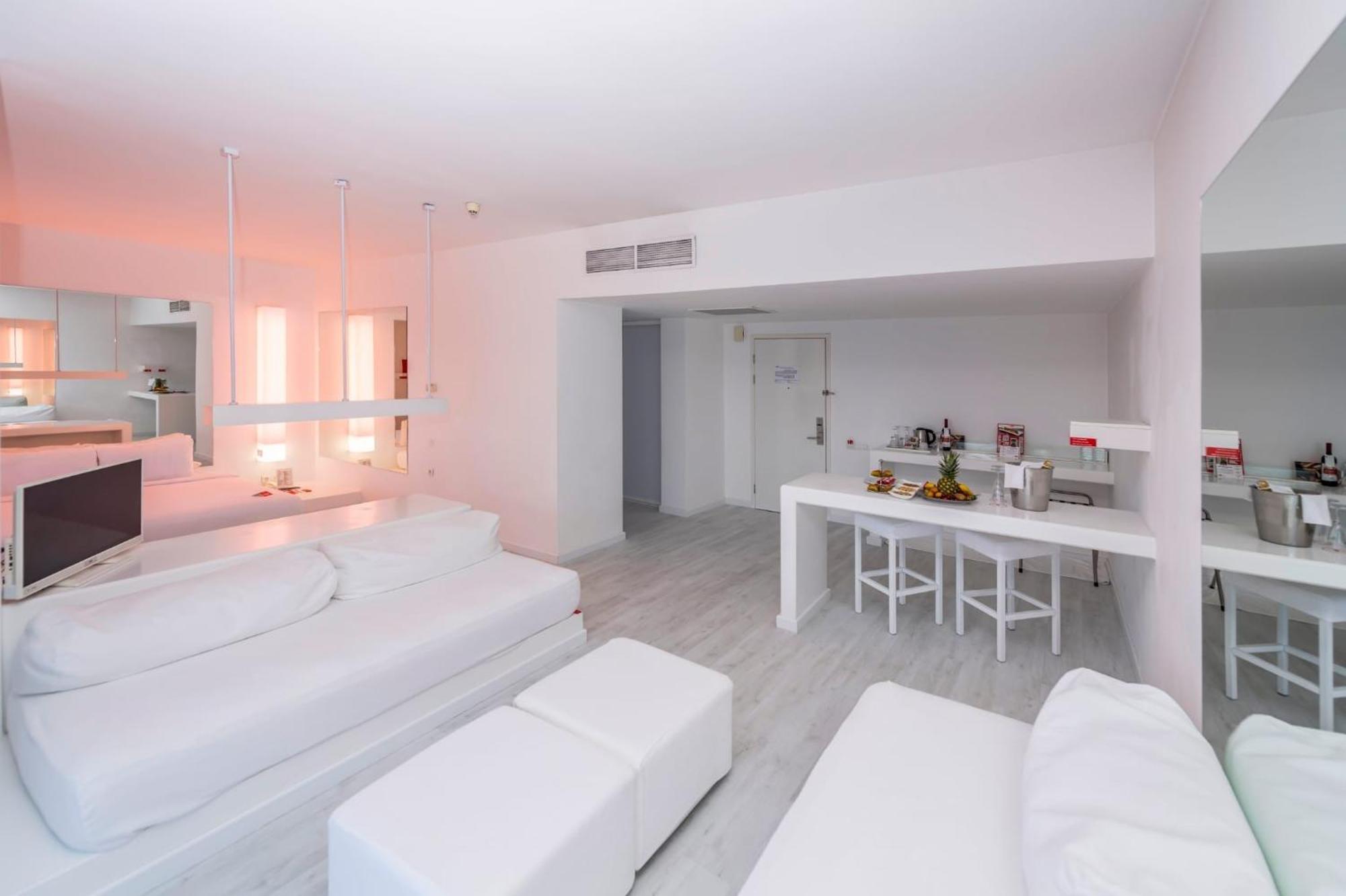 Family Room with Sea View,1697804489:JPEG