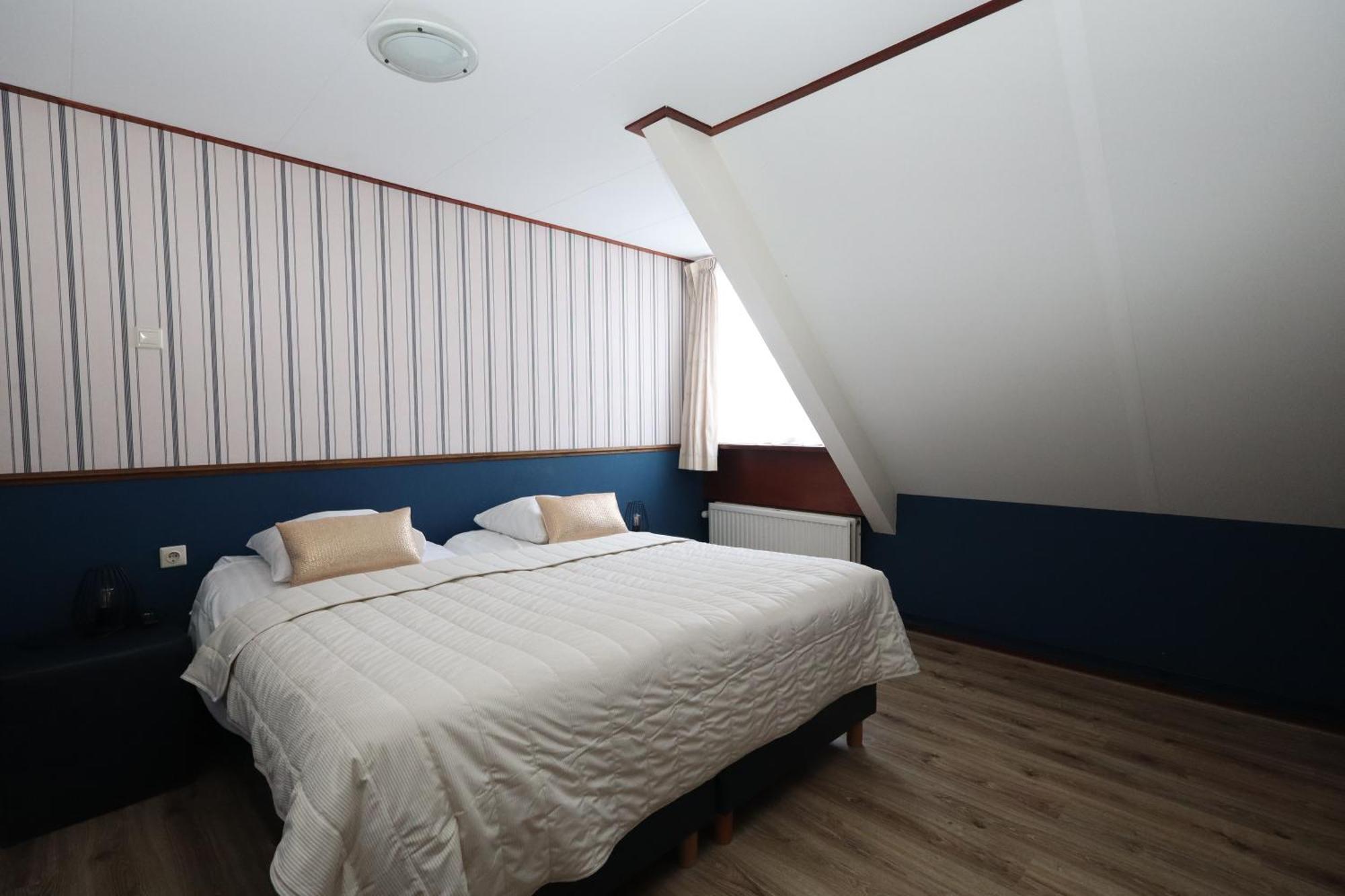 Family Room,1742568941:JPEG