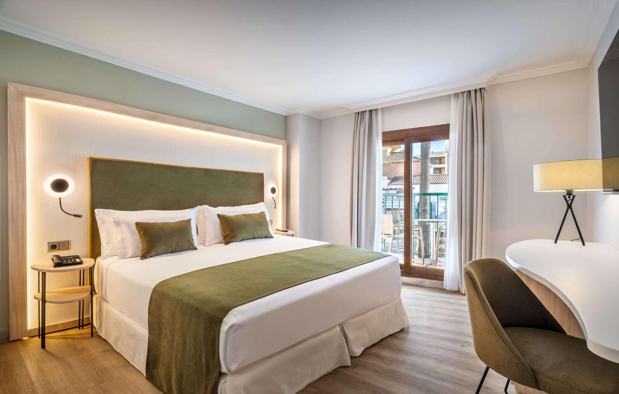 Doppelzimmer mit Terrasse, Poolblick und Schlafsofa (2 Erwachsene + 1 Kind)