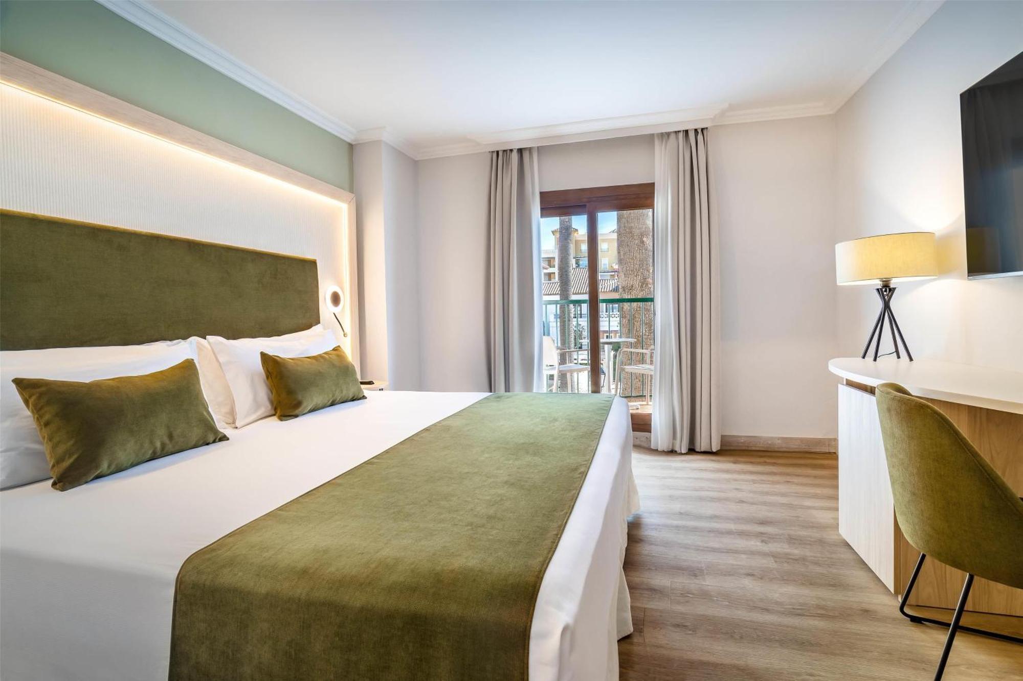 2 Deluxe Doppelzimmer mit Verbindungstür und Poolblick