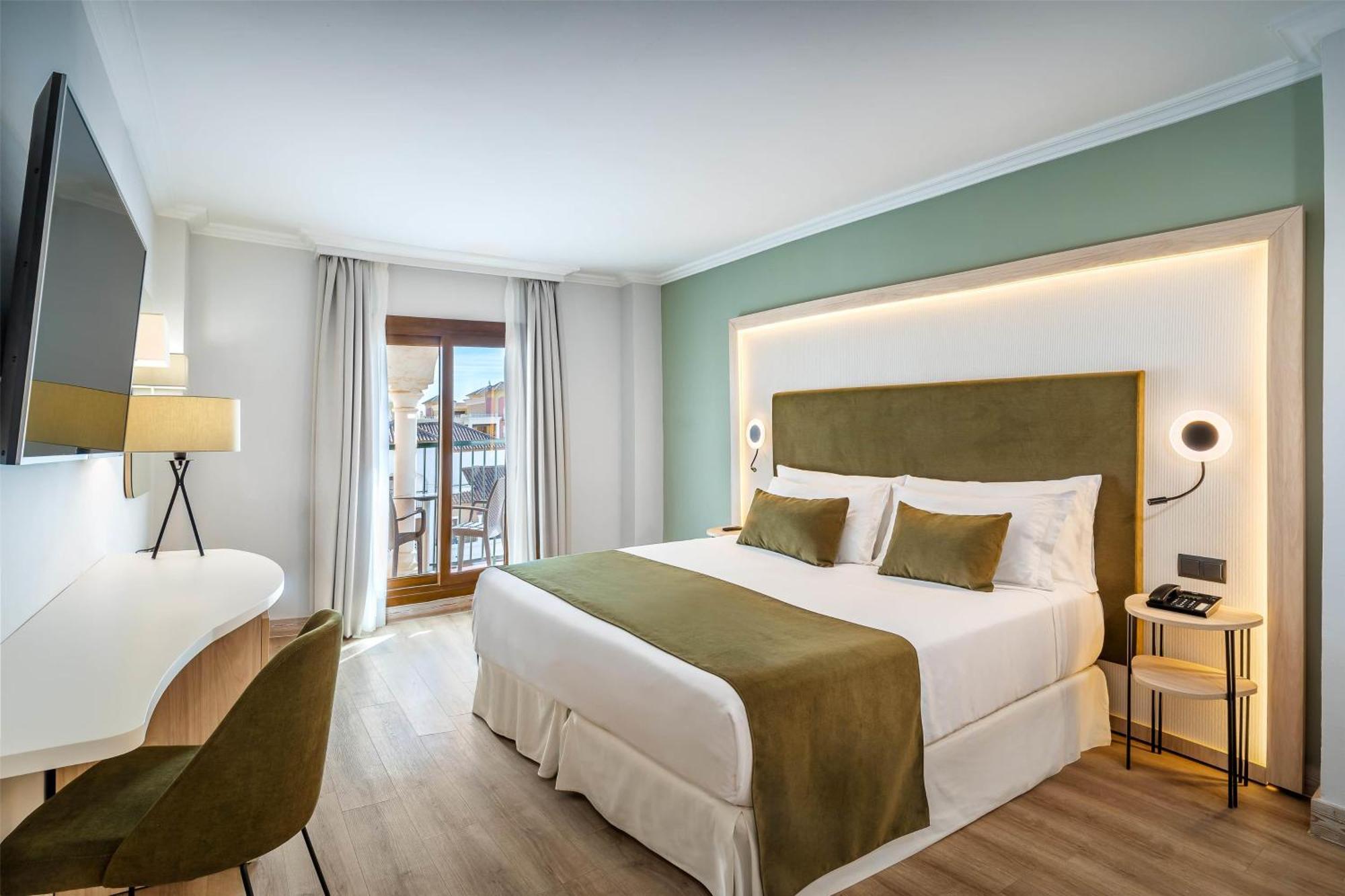 Deluxe Doppelzimmer mit Poolblick