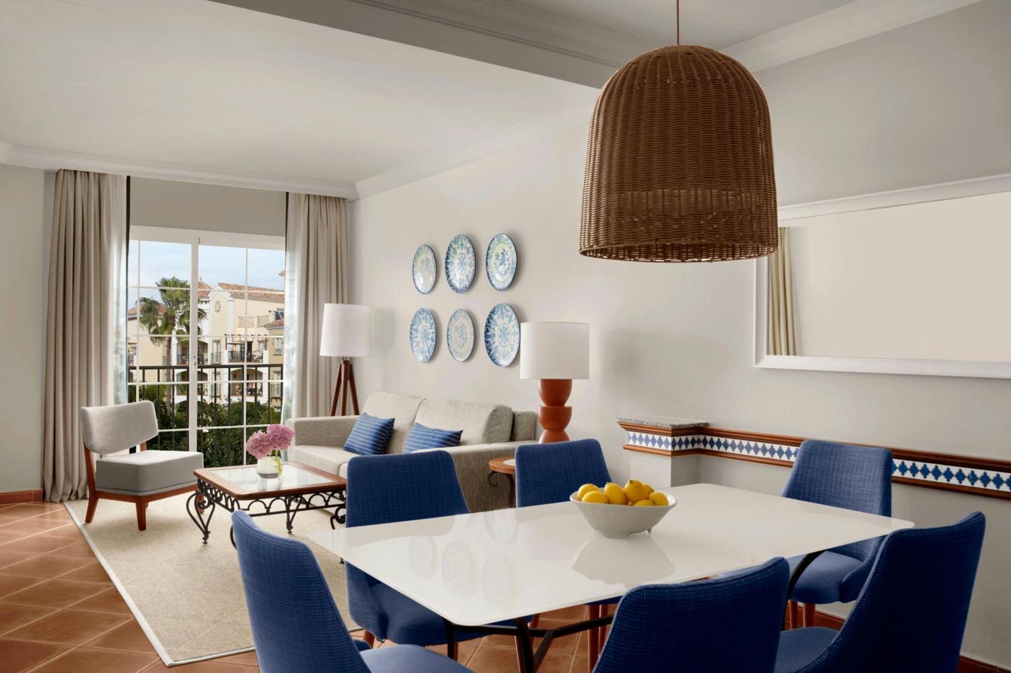 Three-Bedroom Apartment Balcony Garden View,1758317747:JPEG