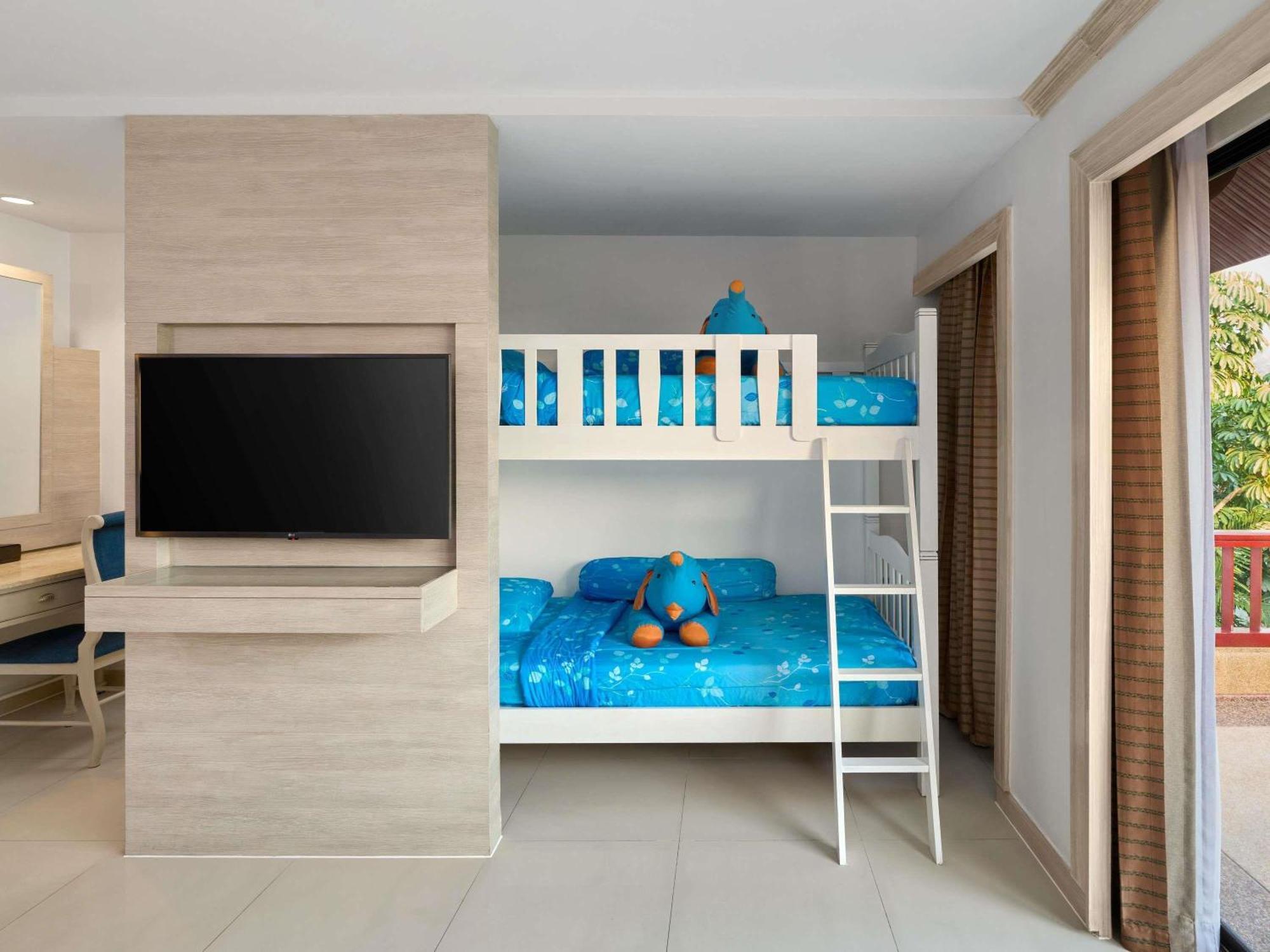 Familienzimmer mit Kingsize-Bett und Etagenbett