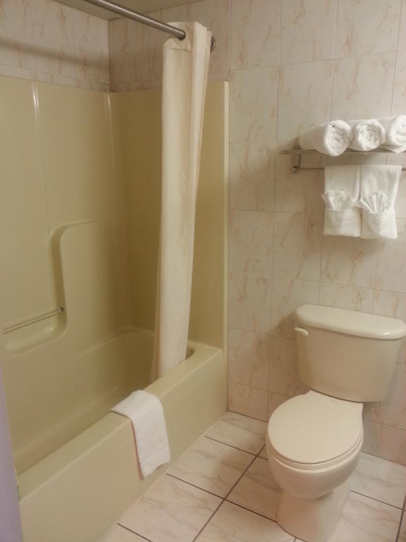 Zimmer mit 2 Queensize-Betten und Whirlpool-Badewanne - Meerseite