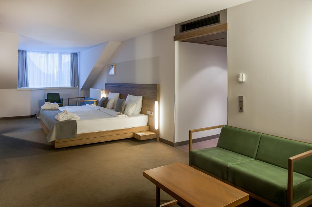 Family Room,431348907:JPEG