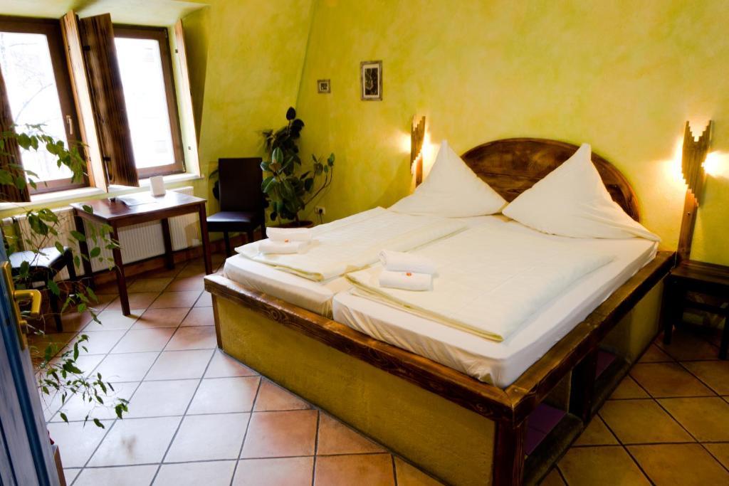 Double Room with Shared Bathroom,40498324:JPEG