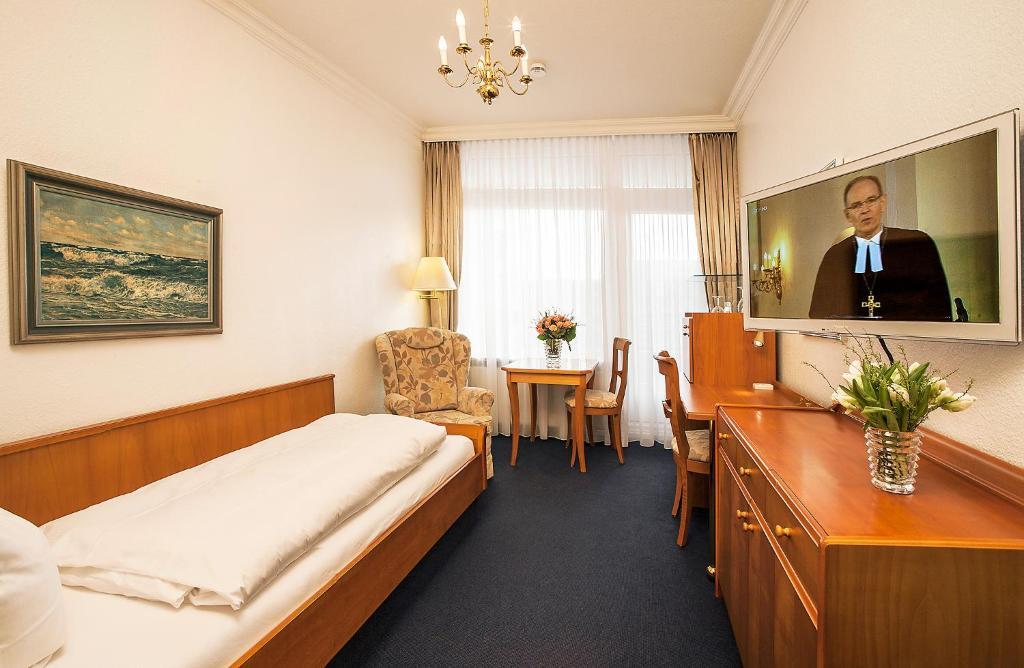 Single Room with Balcony and Land View,1396780157:JPEG