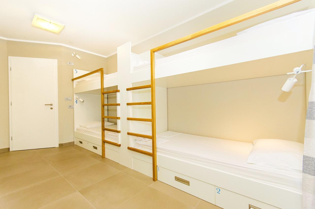 Einzelbett im 4-Bett-Schlafsaal mit Gemeinschaftsbad