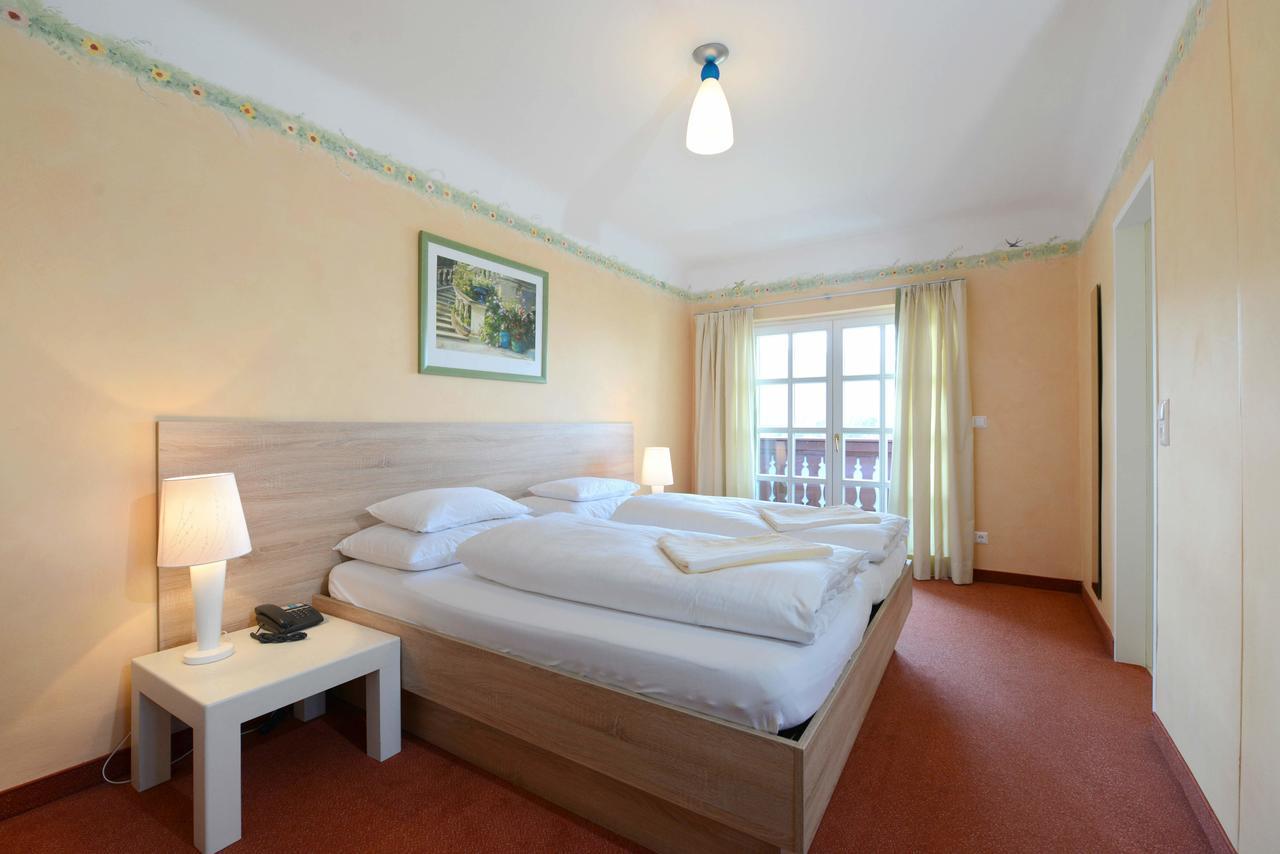 Large Double Room with Balcony and Lake View,644833293:JPEG