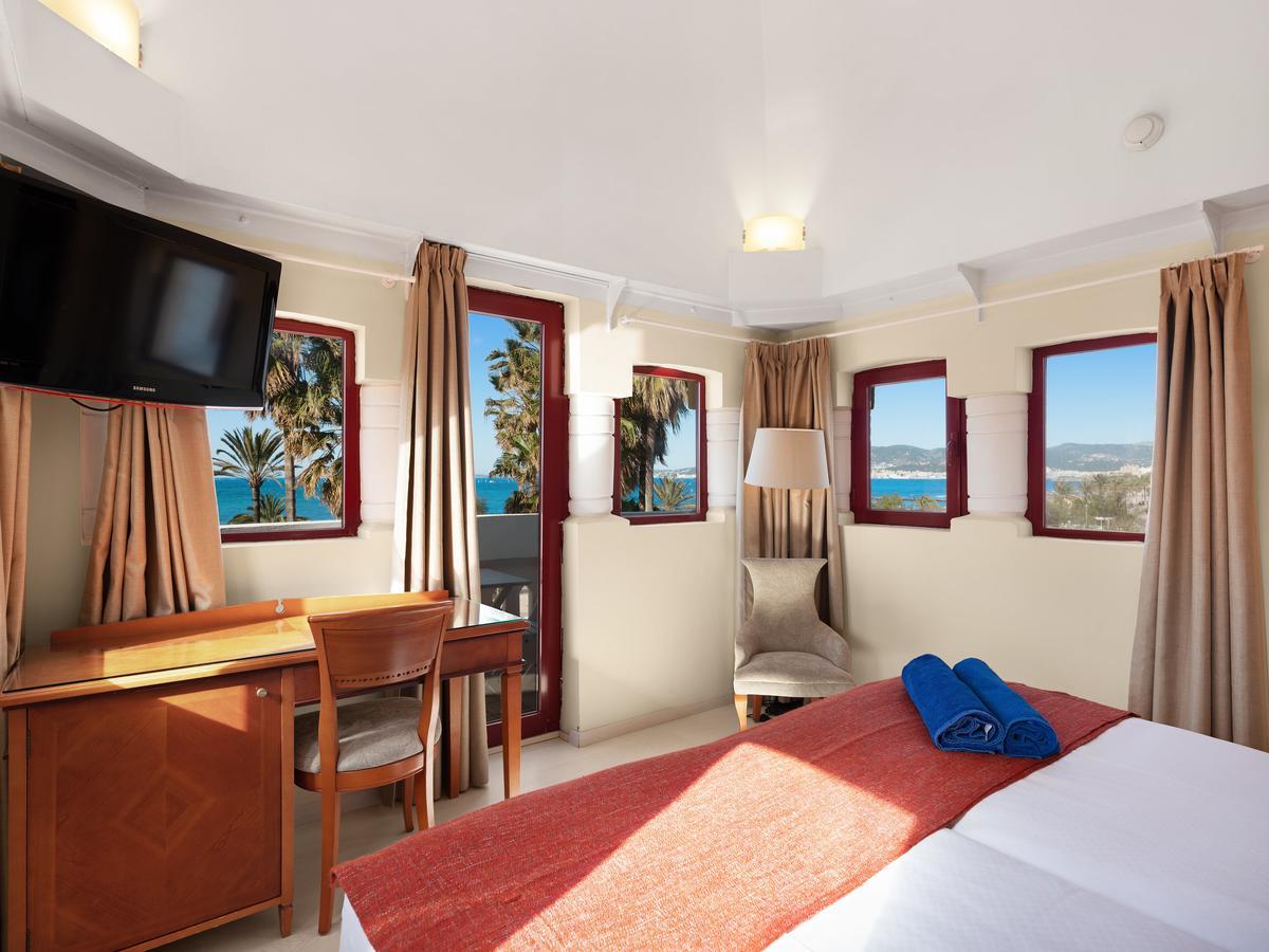 Zweibettzimmer mit Balkon und Meerblick