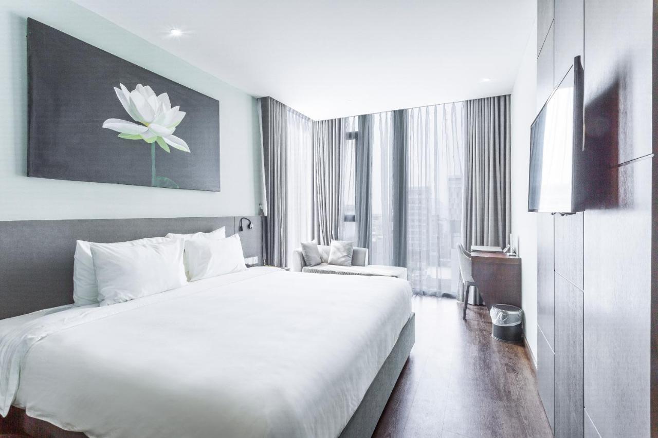 Deluxe Zimmer mit Kingsize-Bett und Badewanne
