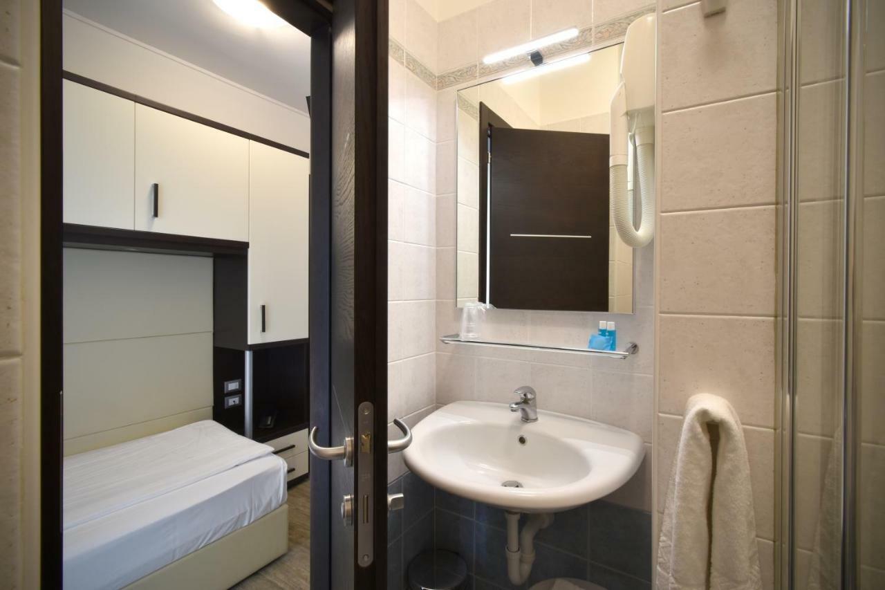 Small Single Room,807766086:JPEG