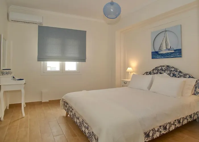 The Bluehouse - Spacious Top Floor Flat With Parking, By Mon Repos Beach