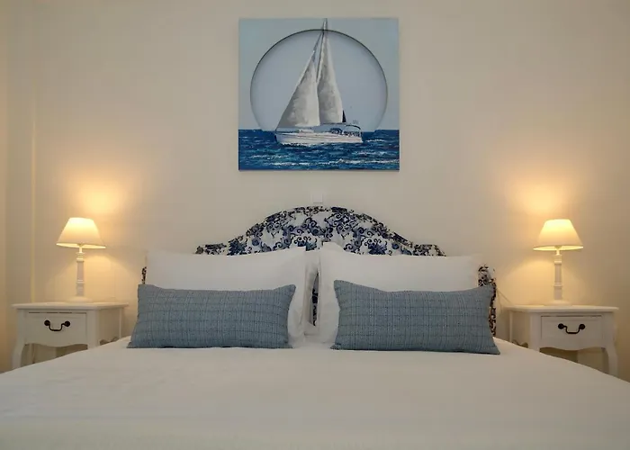The Bluehouse - Spacious Top Floor Flat With Parking, By Mon Repos Beach
