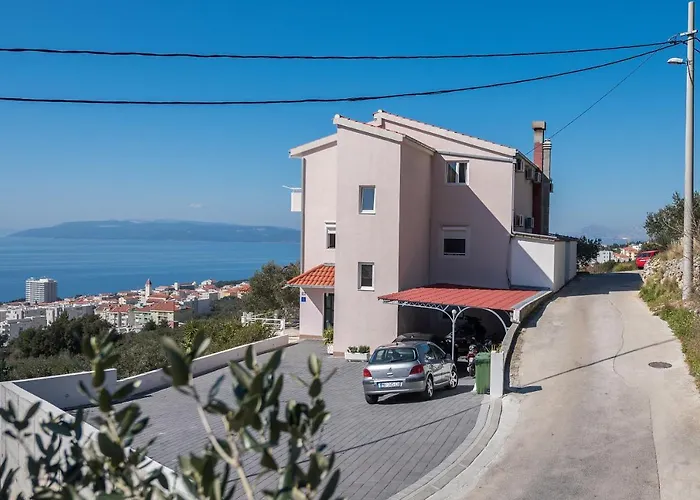 Hotel nahe College: Villa Petra Apartment With Private Pool