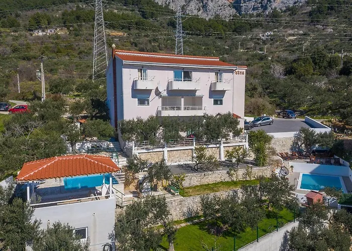 Hotel nahe College: Villa Petra Apartment With Private Pool