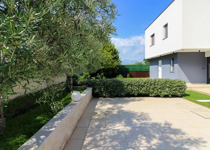 Modern Nerina With Private Pool Near Pula