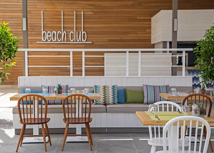 Ping Pong Hotel: Acanthus Cennet Barut Collection