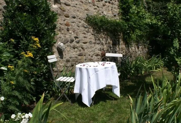 Hotel nahe College: Ringmauer