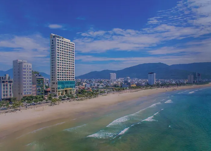 Hotel nahe College: Le Sands Oceanfront Danang Hotel
