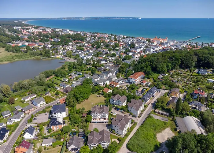 Hotel mit Aussicht: Wohnpark Stadt Hamburg F400 WG 57 mit Balkon + Wasserblick
