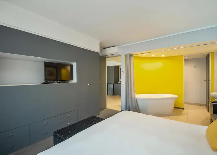 Island Club Hotel & Apartments