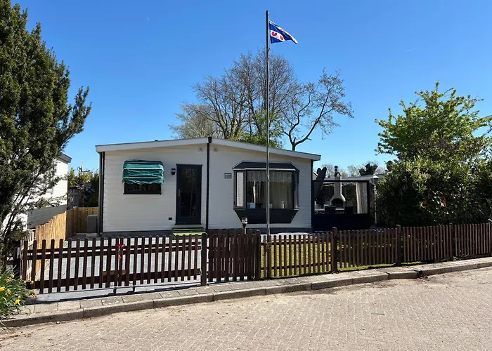 Familienfreundliches Chalet E200 in Makkum Strandnah